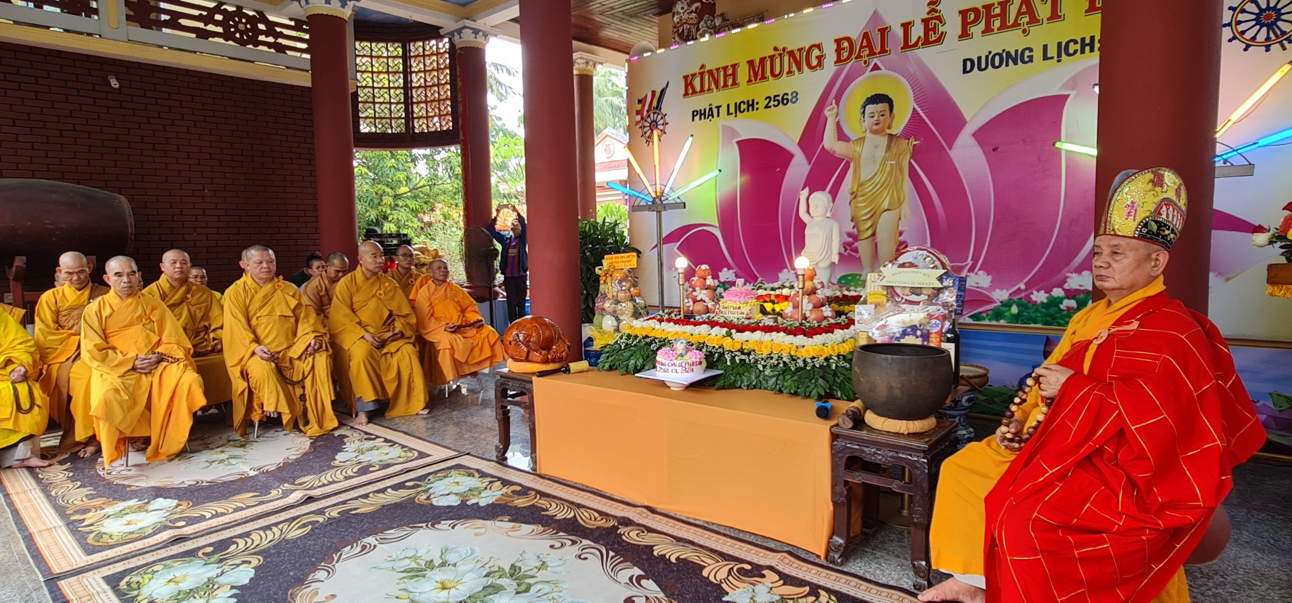 Ban Trị sự Phật giáo huyện Phù Mỹ tổ chức tắm Phật.